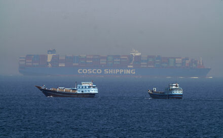 Pelo estreito de Ormuz passam 20 milhões de barris de petróleo por dia.