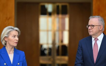 Presidente da Comissão Europeia, Ursula von der Leyen, com o primeiro-ministro australiano, Anthony Albanese.