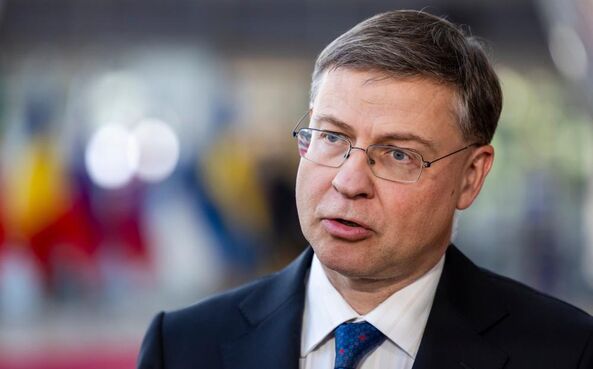 Comissário europeu da Economia alerta para os riscos de um período de crescimento nulo e inflação alta.