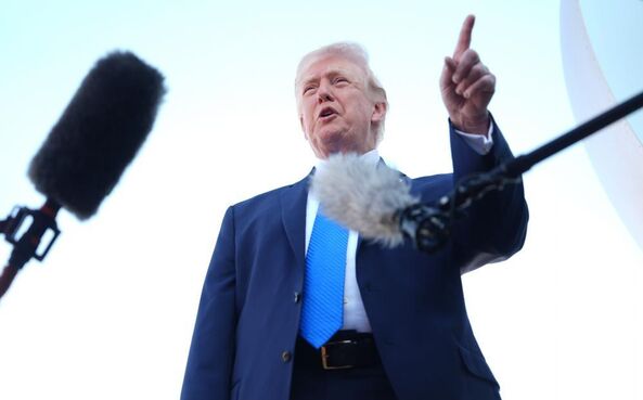 Donald Trump fala aos jornalistas à entrada do Air Force One