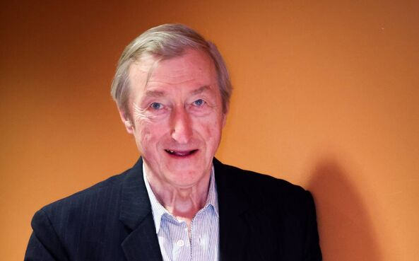 Barnes, 80 anos, ficou conhecido com “O papagaio de Flaubert”, de 1984. 