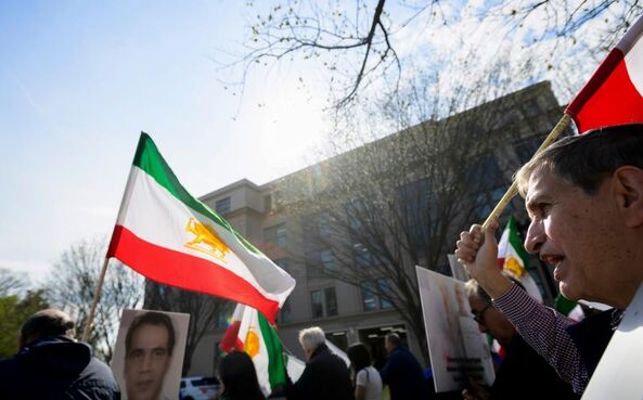 Manifestantes lembram os mortos do regime iraniano.
