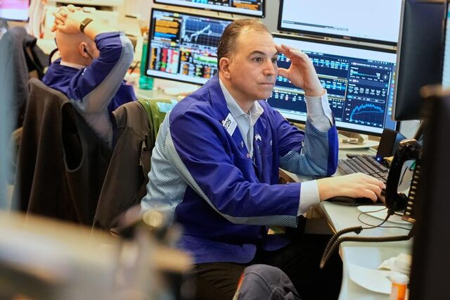 Irão e Fed atiram Wall Street para perdas superiores a 1%. Macy's dispara 4%