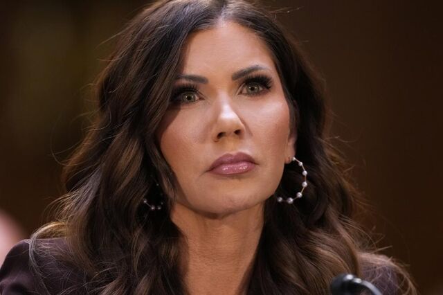 Trump demite polémica secretária de Segurança Interna Kristi Noem