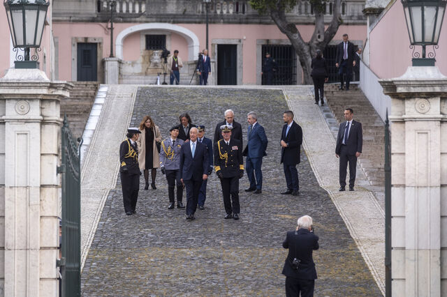 Sem 'selfies', com vizinhos emocionados e uma prima incrédula. O primeiro dia do novo Presidente