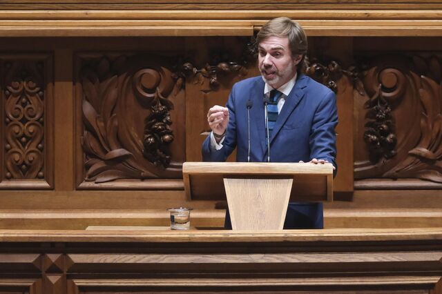 CDS-PP e Chega querem proibir 'bandeiras ideológicas' em edifícios públicos