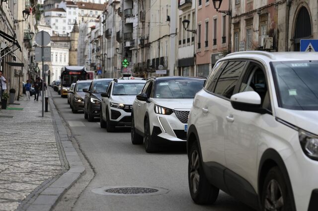 Uber e Bolt criticadas por não ajustarem tarifas à subida dos combustíveis