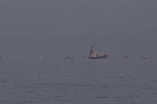 Centenas de navios aguardam passagem no estreito de Ormuz. Quem bloqueia o tráfego e quem consegue passar?