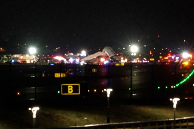 Avião da Air Canada e veículo de bombeiros colidem em aeroporto de Nova Iorque