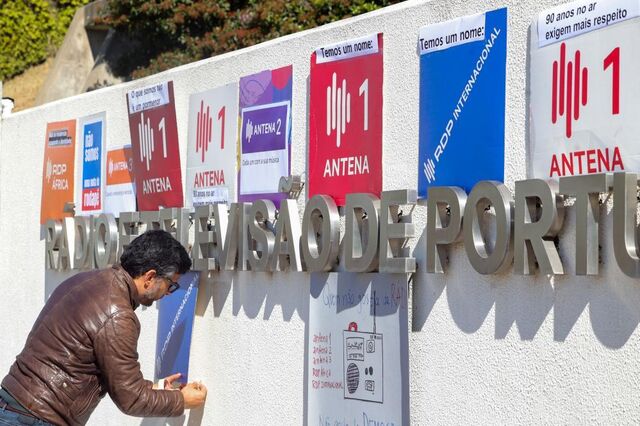 Trabalhadores da rádio pública protestam contra mudança de identidade