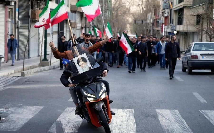 Irão: manifestação com bandeiras e retrato do líder Ali Khamenei após ataques dos EUA e Israel