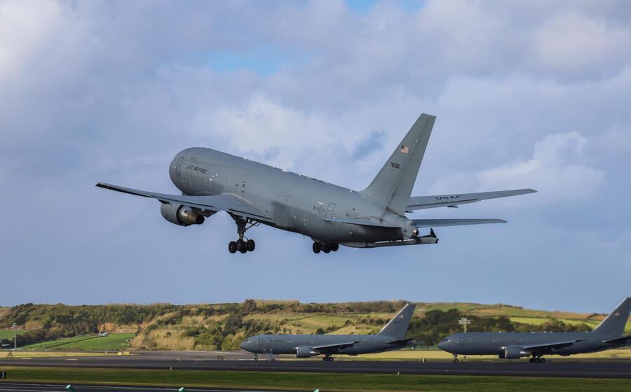 Avião abastecedor deixa a Base das Lajes, nos Açores