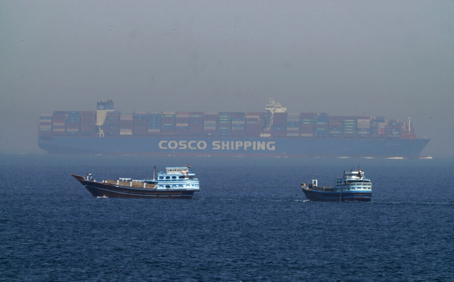 Pelo estreito de Ormuz passam 20 milhões de barris de petróleo por dia.