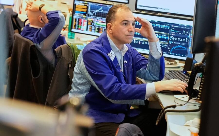 Irão e Fed atiram Wall Street para perdas superiores a 1%. Macy's dispara 4%