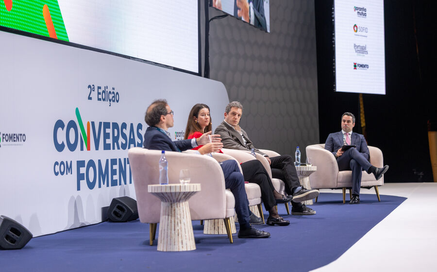 Paulo Dimas, Cristina Fonseca e Philippe Sachs no debate sobre IA e empreendedorismo, moderado por Hugo Bragança Monteiro.