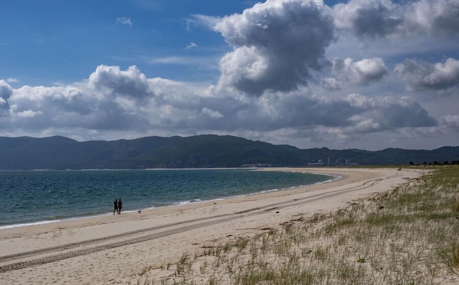Incêndio começou a meio da madrugada deste domingo.