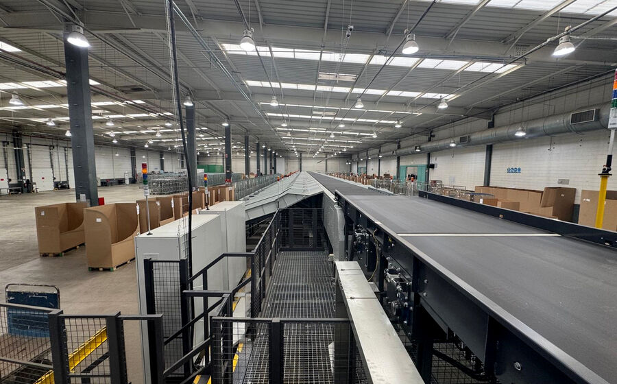 Interior de armazém com sistema de correias transportadoras