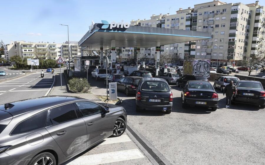 Subida dos preços dos combustíveis com o conflito do Médio Oriente fez atividade económica recuar.