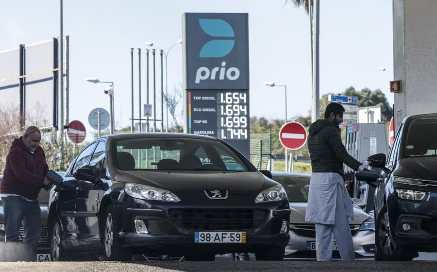 Governo vai reforçar o desconto no ISP para aliviar subida dos preços dos combustíveis.