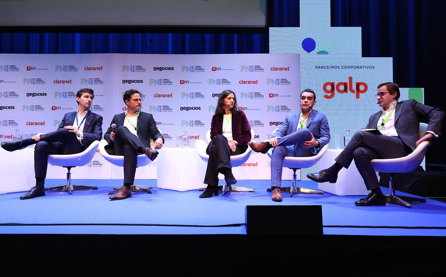 Produtividade, escala, talento e execução estiveram no centro do debate que reuniu João Falcão, Marlos Henrique da Silva, Philomène Dias, Fábio Gomes, e Pedro Coelho, para discutir os bloqueios e as oportunidades da competitividade portuguesa.