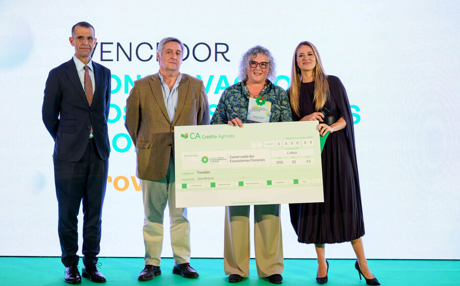 Marta Bernardino e Sebastião Mendonça receberam o prémio na categoria “Conservação dos Ecossistemas Florestais”, com o projeto Trovador, um serviço robótico concebido para apoiar a reflorestação em territórios de difícil acesso.