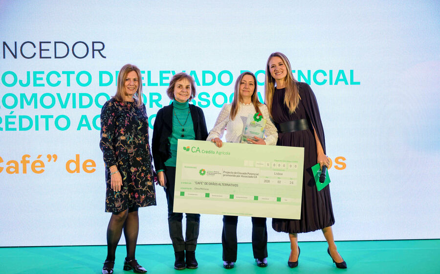 Anabela Seabra recebeu a distinção de Projeto de Elevado Potencial promovido por Associado CA, na categoria “Resiliência de Pequenos Agricultores e Comunidades Rurais”, com o projeto Café de Grãos Alternativos, uma proposta inovadora que cria uma alternativa ao café tradicional a partir de leguminosas como feijão e tremoço, torrados e moídos.