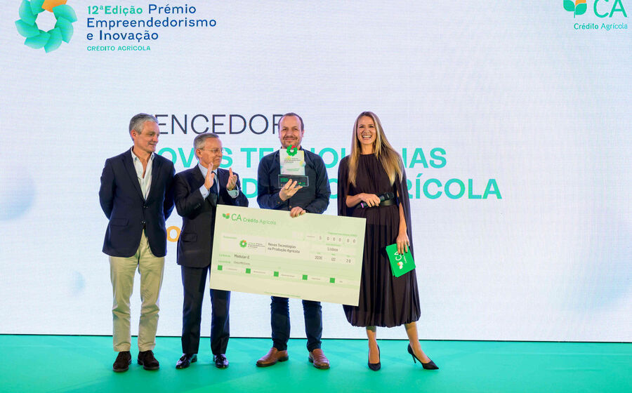 Filipe Santos recebeu o prémio na categoria “Novas Tecnologias na Produção Agrícola”, com o projeto Modular-E, uma plataforma robótica modular, elétrica e autónoma, desenvolvida para apoiar a agricultura em terrenos exigentes, como as vinhas de montanha.