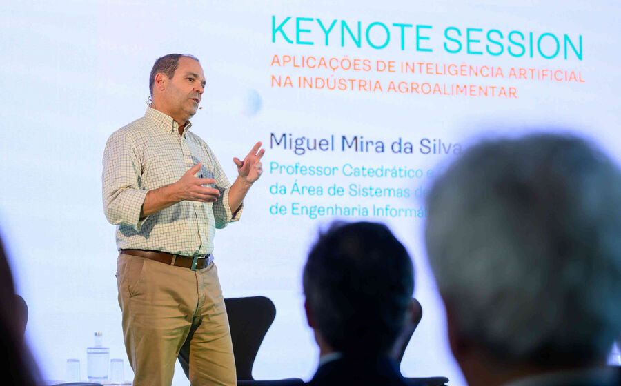 Miguel Mira da Silva referiu que a inteligência artificial e a aceleração da transformação digital estão a mudar a forma como as empresas operam, com impacto direto na eficiência, nos custos e na competitividade.