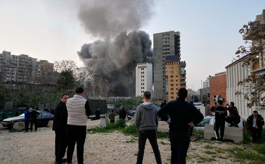 Conflito no Médio Oriente: fumo e destruição após ataques, com Irão e EUA em tensão crescente