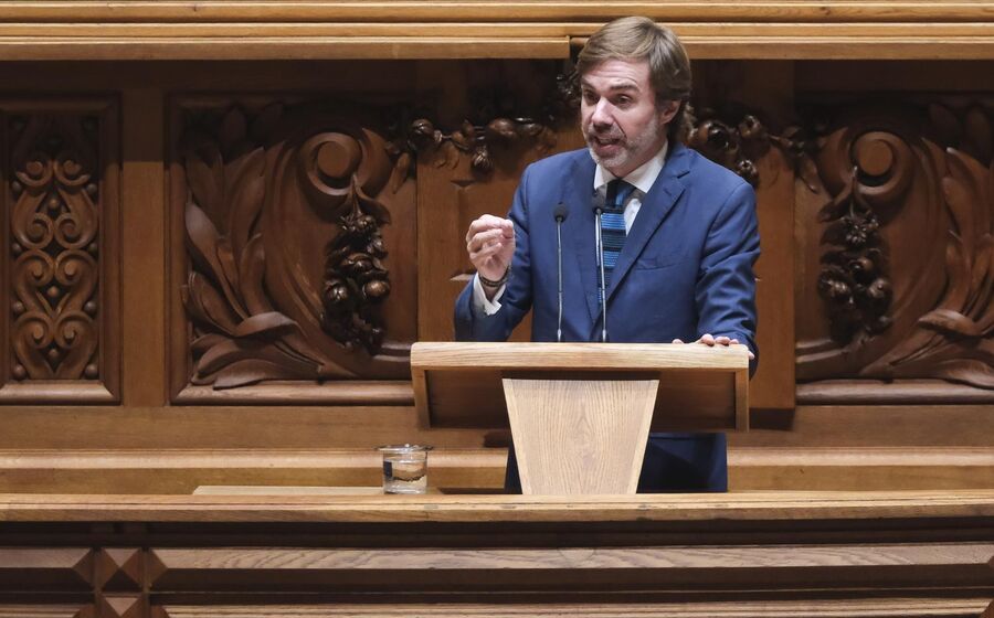 João Almeida, do CDS-PP, diz que a iniciativa serve para 'honrar' os símbolos nacionais