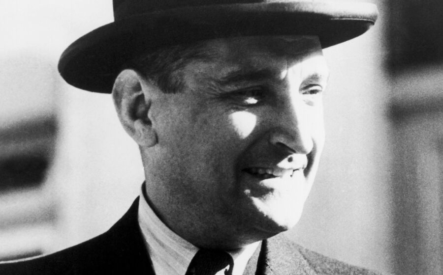 Desta nova obra, sai-se com uma sensação favorável em relação  a Salazar por ter colocado Portugal fora da II Guerra Mundial. Também não será alheio o facto de o autor ser particularmente manso a caracterizar Salazar e o seu regime.   