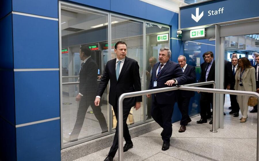 Os tempos de espera nos aeroportos são uma preocupação para Luís Montenegro.