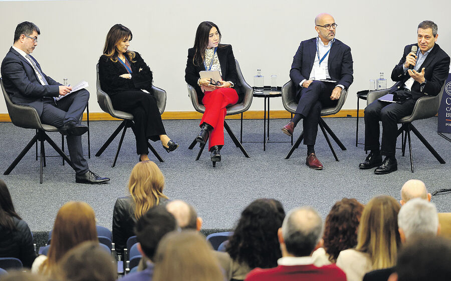 Oradores participam num evento da Católica Business School em Portugal