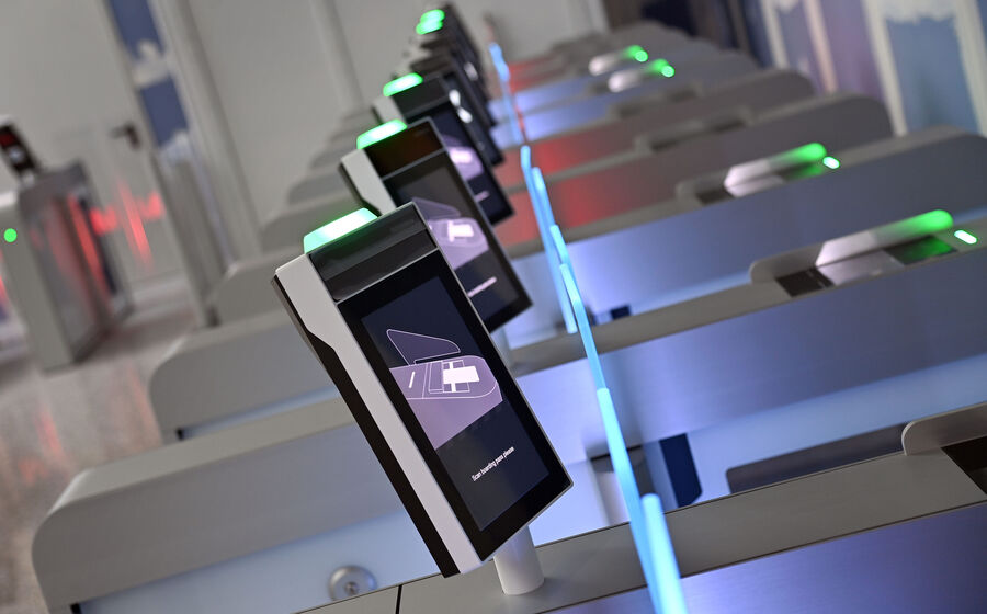 Todos os aeroportos dos países da União Europeia tiveram de instalar e-gates nos aeroportos.