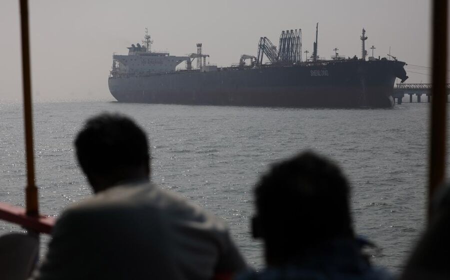 No estreito de Ormuz passam cerca de 20% das exportações de petróleo e gás natural.