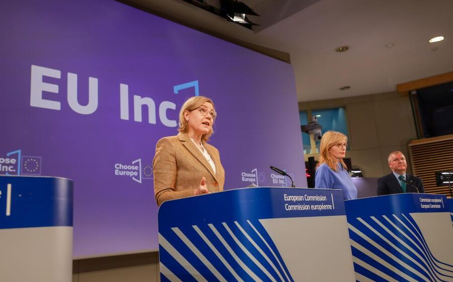 Henna Virkkunen, vice-presidente da Comissão, Ekaterina Zaharieva, comissária para a Inovação e Michael McGrath, comissário para a Democracia e Proteção do Consumidor.