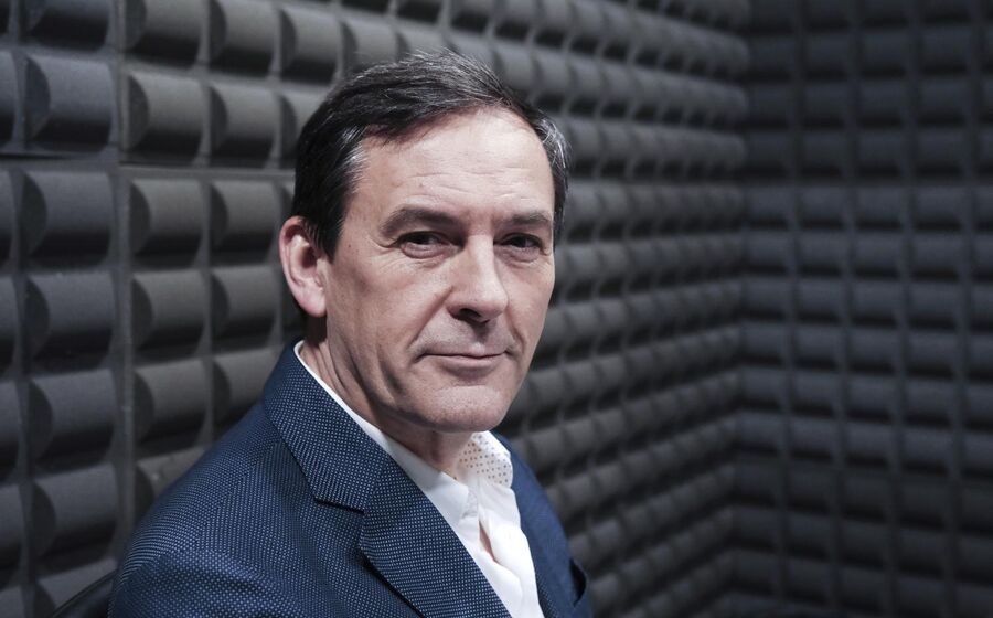 Retrato de Pedro Pinto com um blazer azul e camisa branca