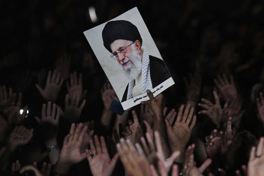 Protestos no Paquistão contra a morte de Al Khamenei