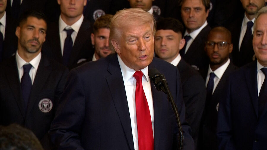 Trump faz declaração com equipa de futebol ao fundo