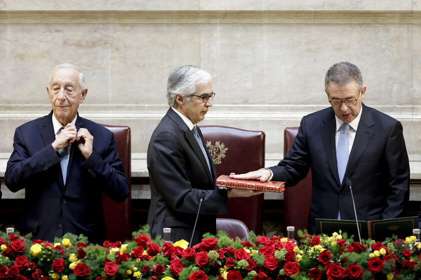 Marcelo Rebelo de Sousa retira o pin da Presidência no momento da tomada de posse de António José Seguro