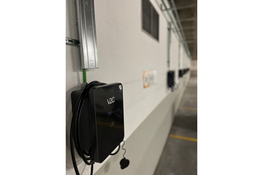 Estações de carregamento V2G para veículos elétricos instaladas numa parede