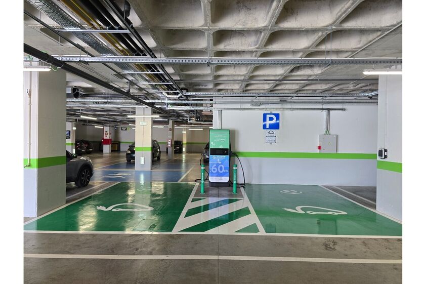 Estacionamento com carregador para carros elétricos