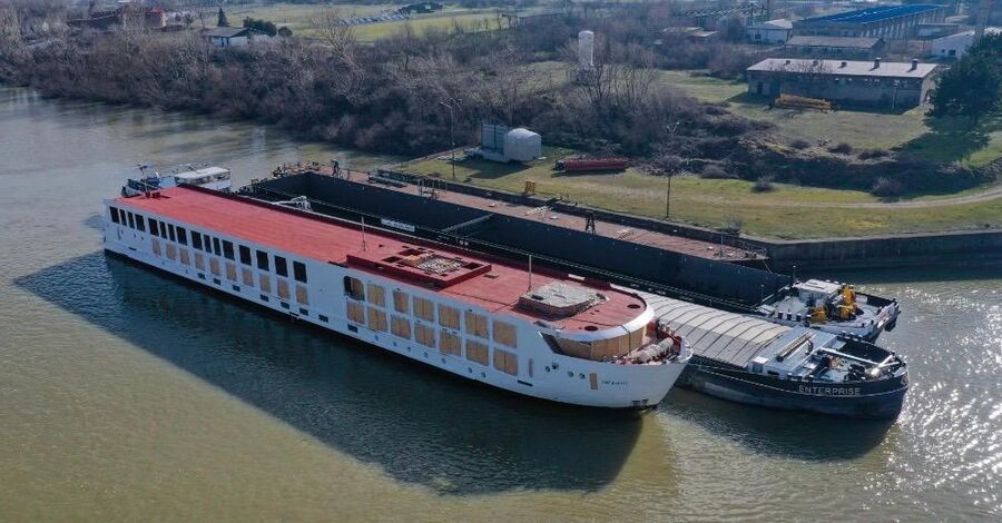 Navio-hotel São Rafael, construído na Sérvia, já está a caminho de Aveiro, onde irá ser acabado.