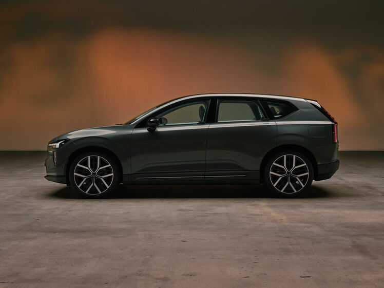 Visão lateral de um SUV cinzento num estúdio