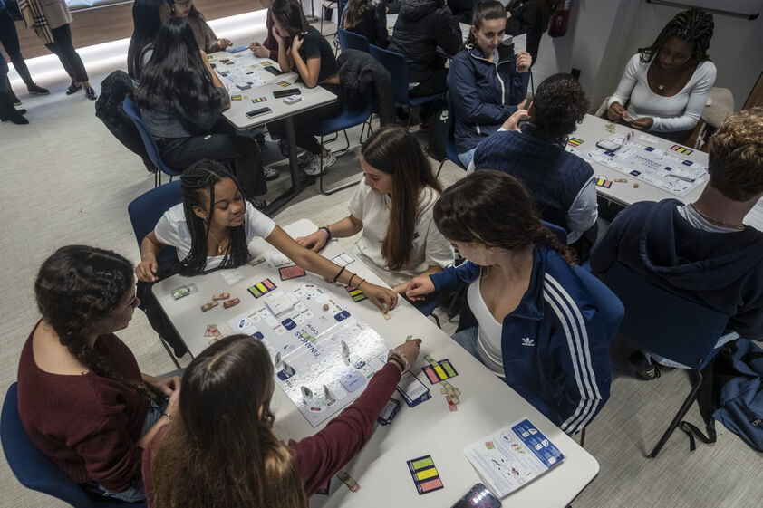 Cerca de 60 estudantes do 5.º e do 9.º ano de escolaridade estiveram, na sexta-feira passada, na sede da Comissão do Mercado de Valores Mobiliários (CMVM), em Lisboa, para experimentar o novo jogo de tabuleiro sobre literacia financeira “Finanças à tua medida”.