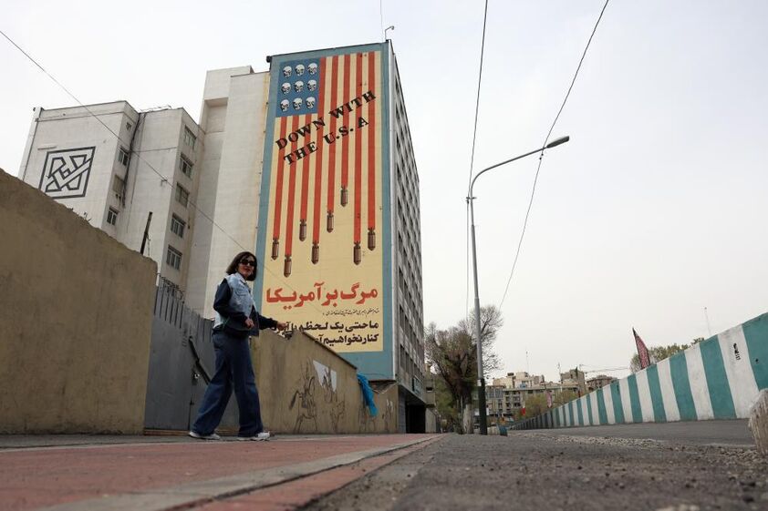 Mural anti-EUA em Teerão.