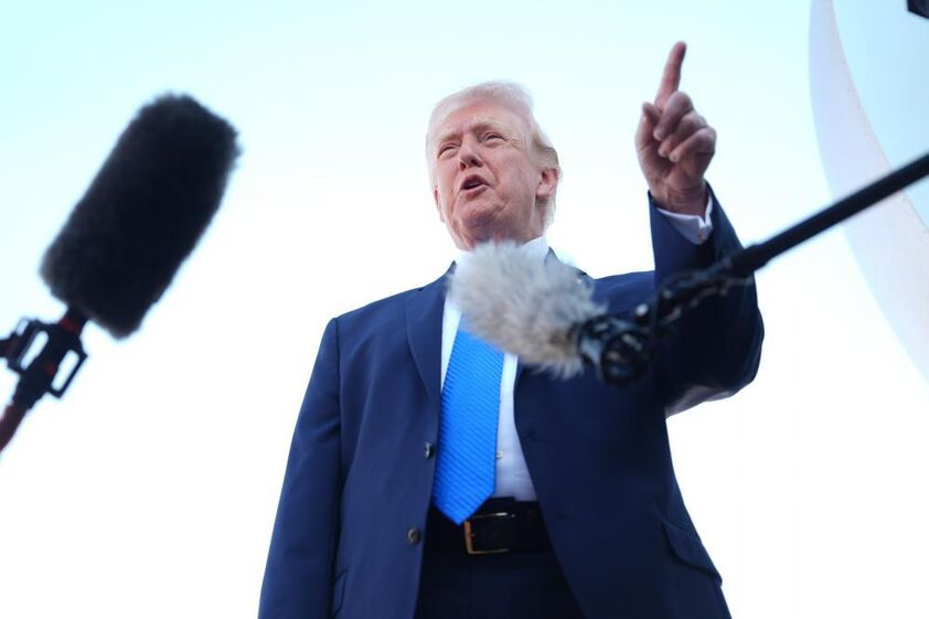 Donald Trump fala aos jornalistas à entrada do Air Force One