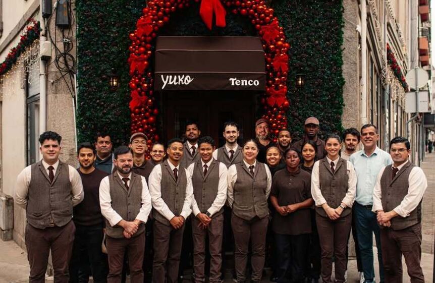 Trabalhadores à frente do Yuko situado na portuense Rua de Costa Cabral.