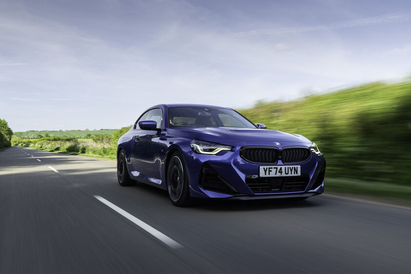 BMW 230i Coupé preserva identidade da marca e oferece emoção de condução.
