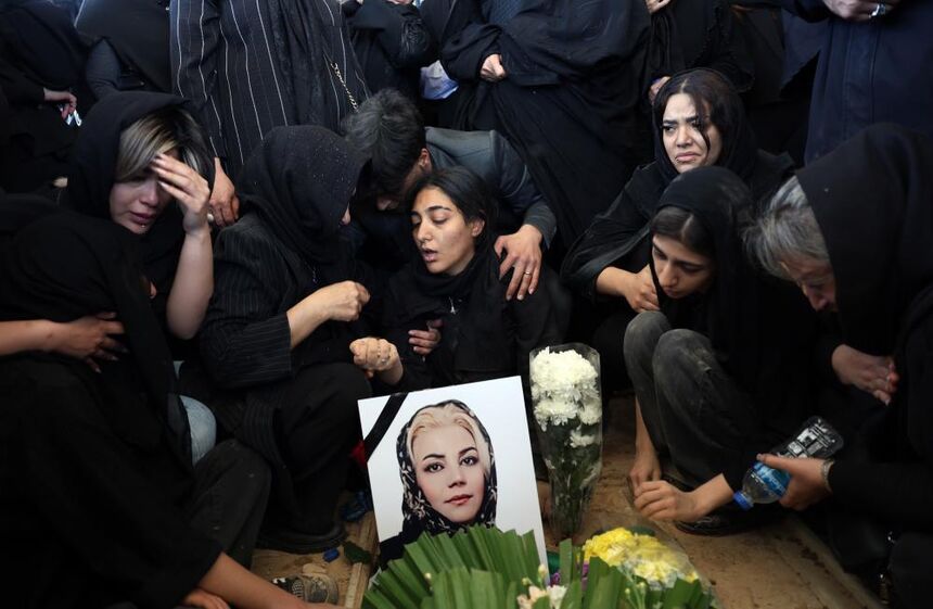 Funeral de uma vítima do conflito, no sul de Teerão.